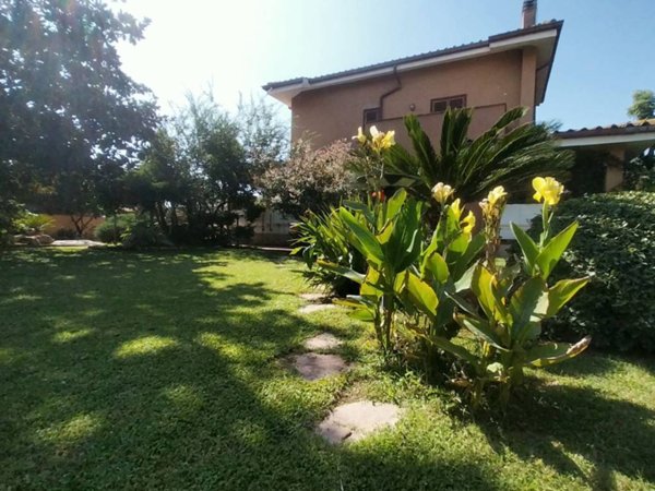 casa indipendente in vendita a Roma in zona Infernetto