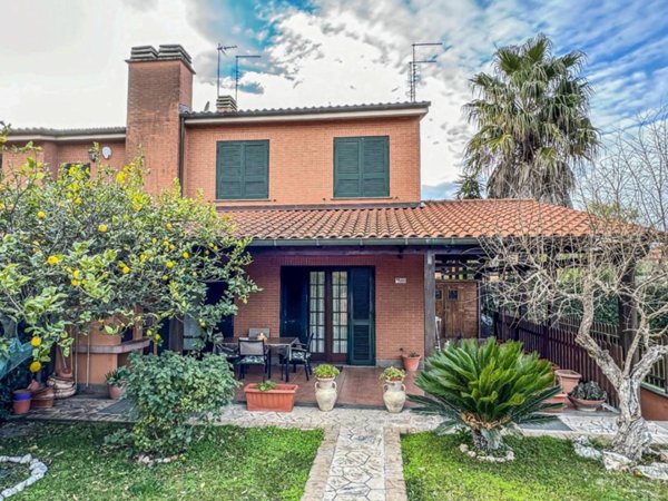 casa indipendente in vendita a Roma in zona Infernetto