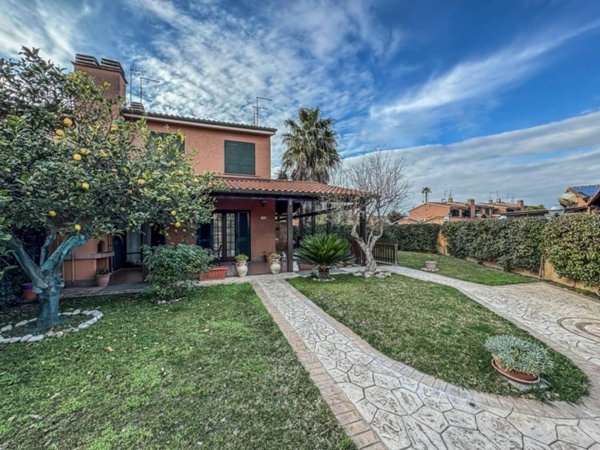 casa indipendente in vendita a Roma in zona Infernetto