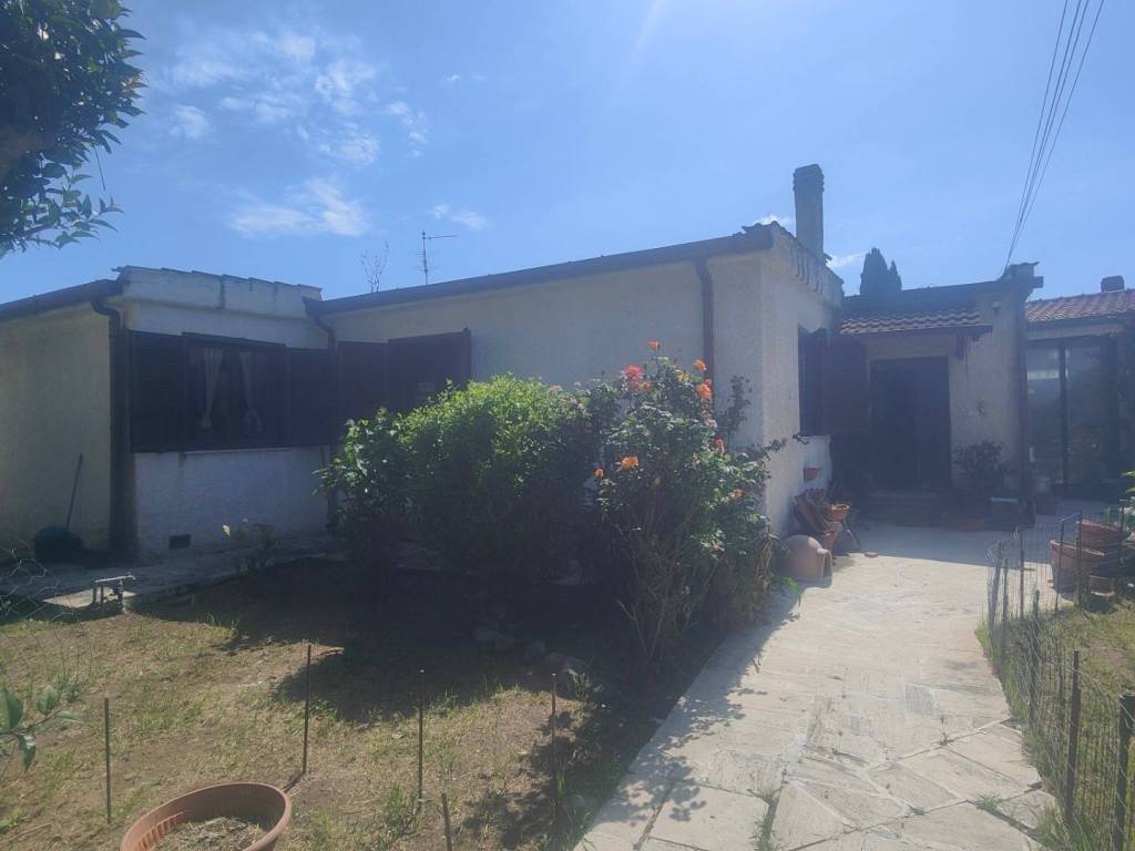 casa indipendente in vendita a Roma in zona Infernetto