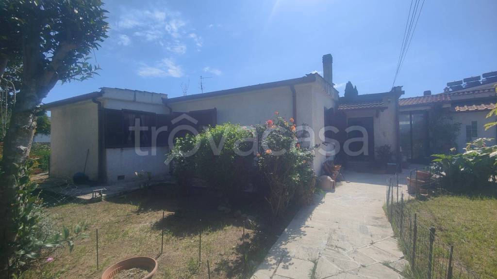 casa indipendente in vendita a Roma in zona Infernetto
