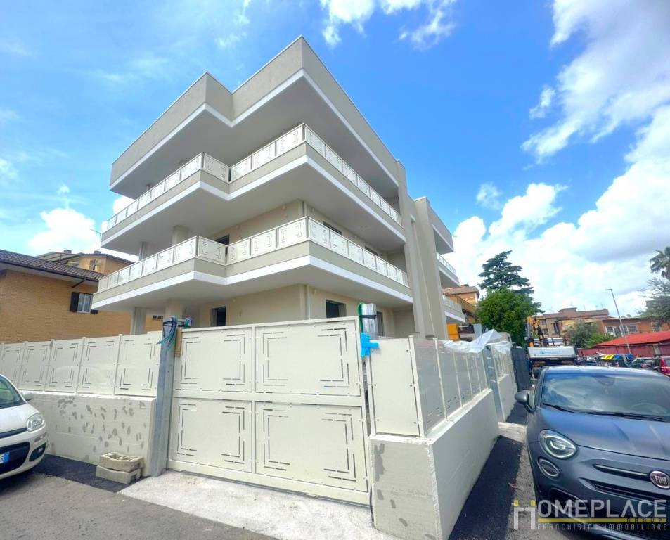 appartamento in vendita a Roma in zona Torre Angela