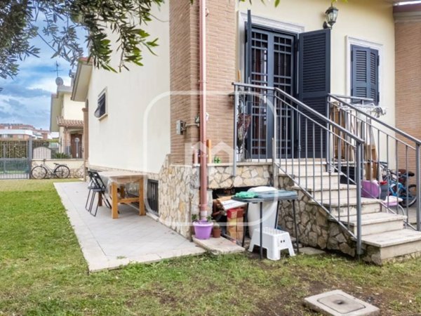 casa indipendente in vendita a Roma in zona Finocchio