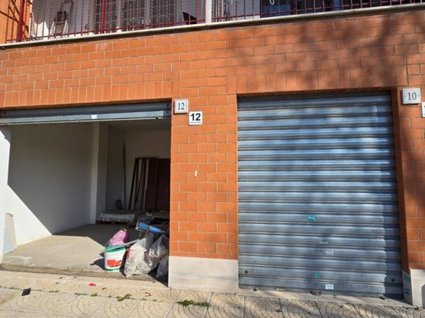 negozio in vendita a Roma in zona Finocchio