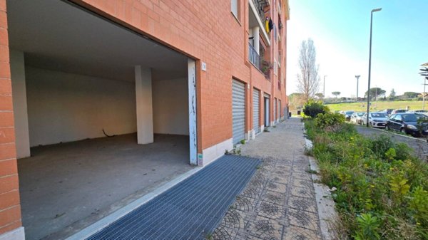 locale commerciale in vendita a Roma in zona Finocchio