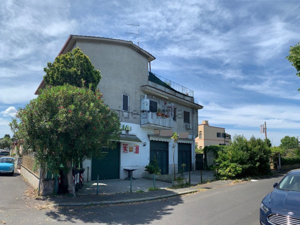 locale commerciale in vendita a Roma in zona Acilia