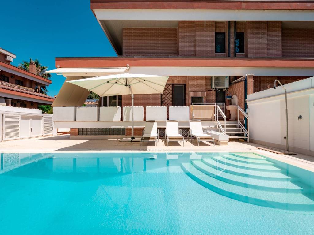 casa indipendente in vendita a Roma in zona Casal Palocco