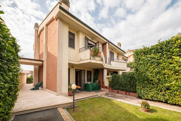 casa indipendente in vendita a Roma in zona Ostiense