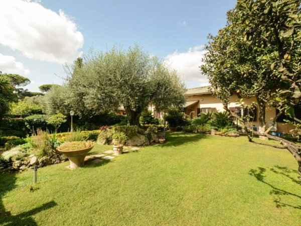 casa indipendente in vendita a Roma