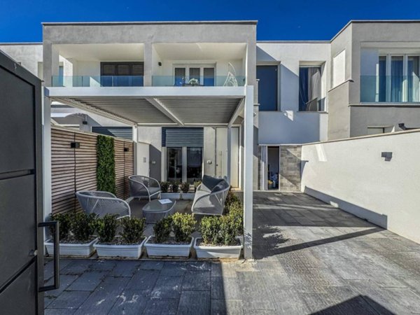casa indipendente in vendita a Roma in zona Infernetto