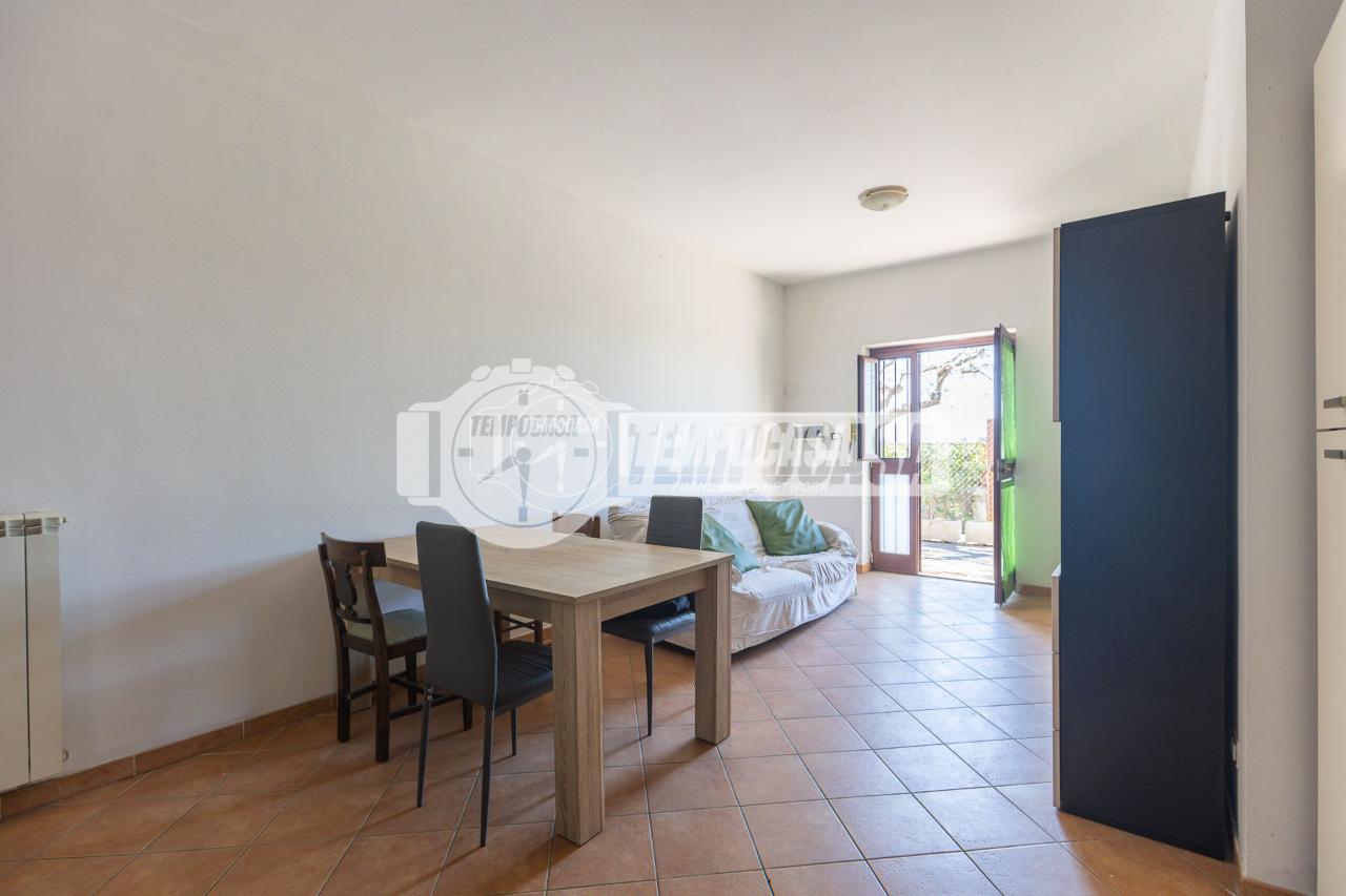 appartamento in vendita a Roma in zona Colle del Sole