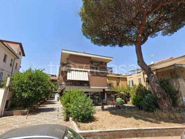 locale commerciale in vendita a Roma in zona Appio Pignatelli