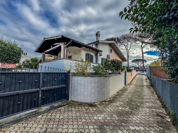 casa indipendente in vendita a Roma in zona Infernetto