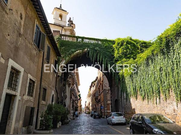 appartamento in vendita a Roma in zona Rione Regola
