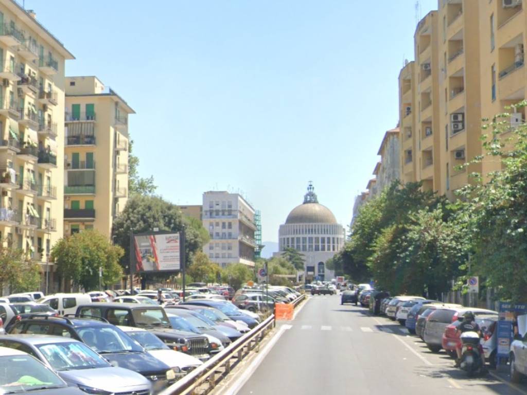 negozio in vendita a Roma in zona Cinecittà