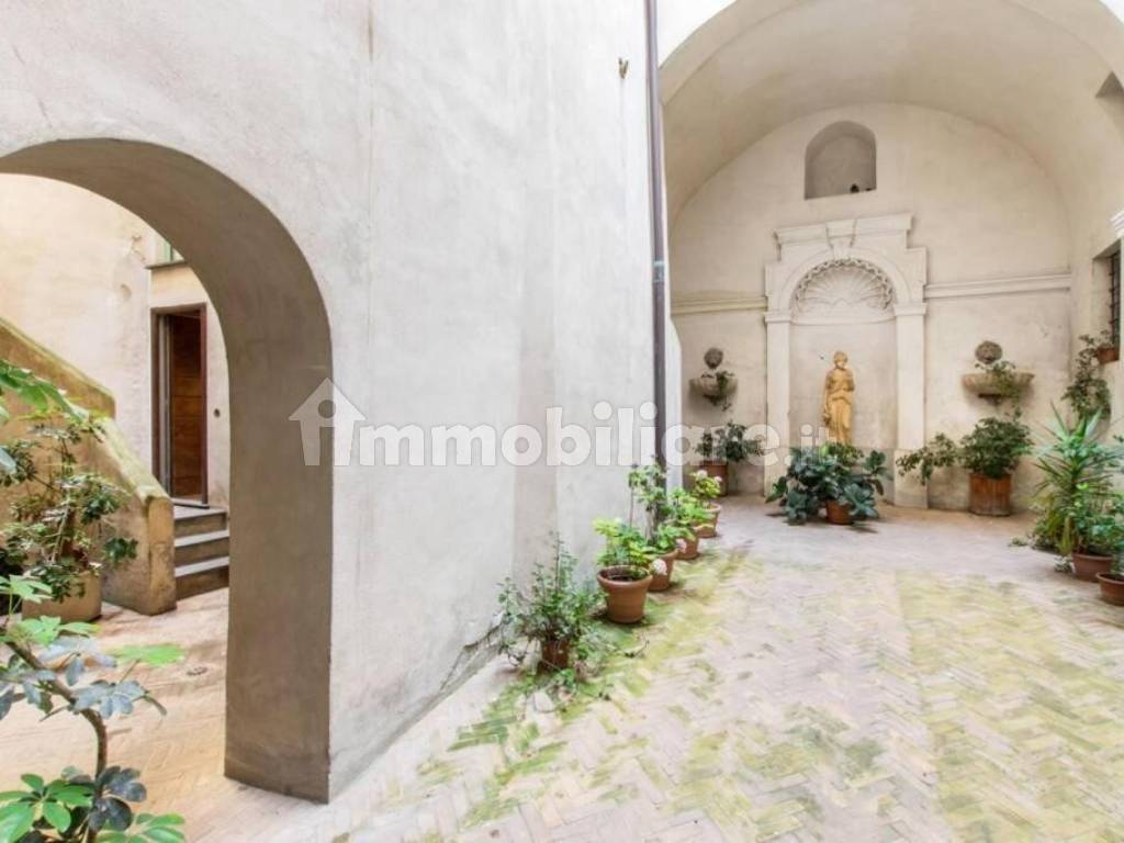 appartamento in vendita a Roma in zona Rione Regola