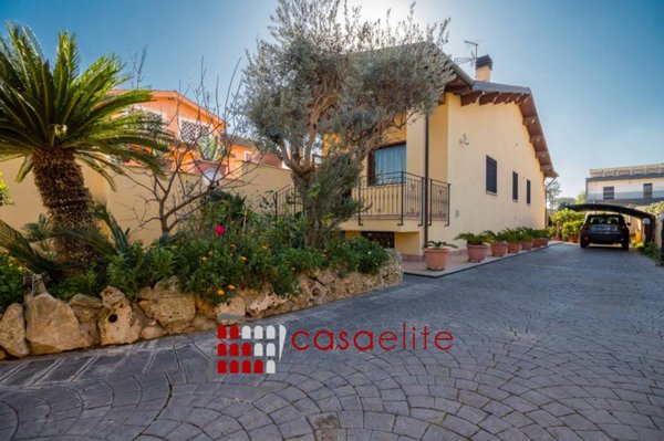casa indipendente in vendita a Roma in zona Infernetto