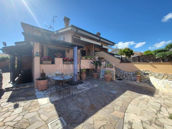 casa indipendente in vendita a Roma in zona Infernetto
