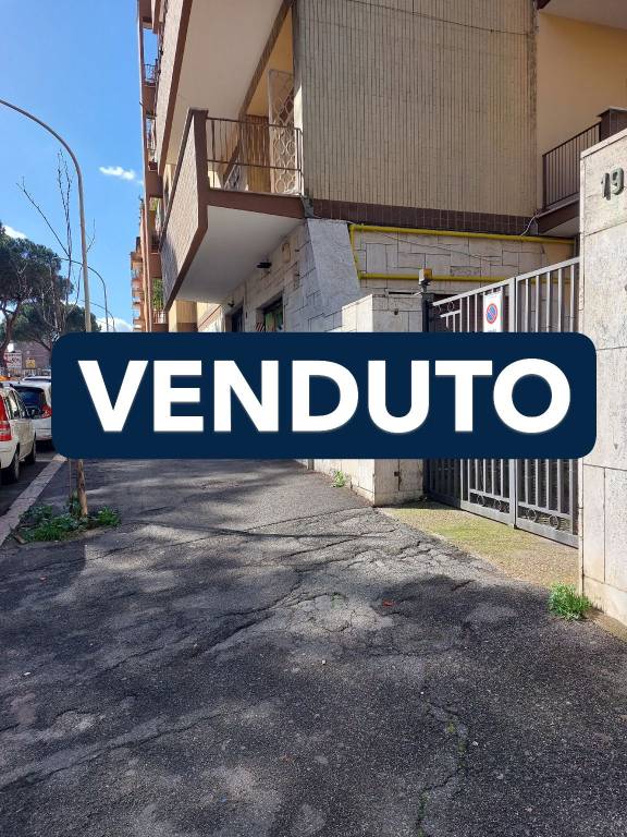 appartamento in vendita a Roma in zona Ardeatino