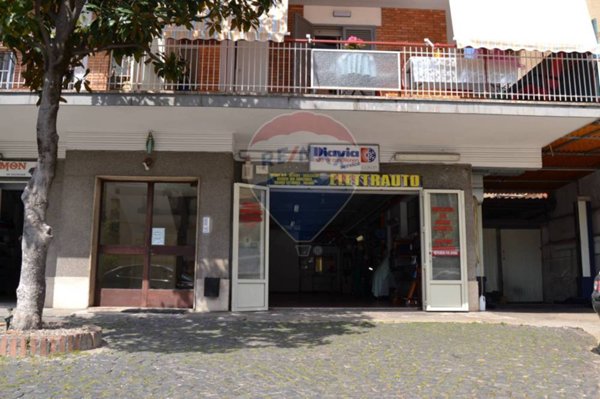 locale commerciale in vendita a Roma in zona Corviale