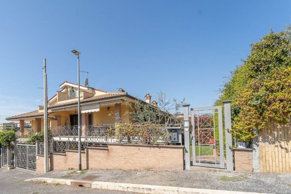 casa indipendente in vendita a Roma in zona Valle Muricana