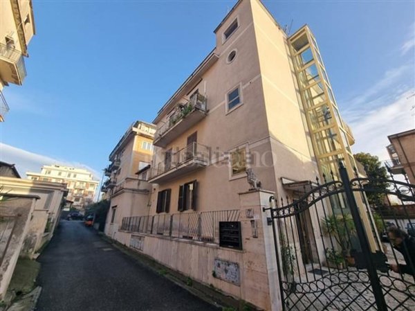 appartamento in vendita a Roma in zona Appio Pignatelli