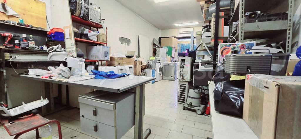 negozio in vendita a Roma in zona Tor Bella Monaca