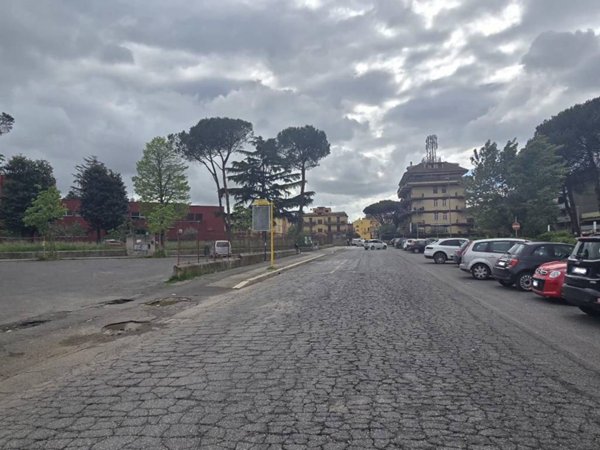 negozio in vendita a Roma in zona Tor Bella Monaca