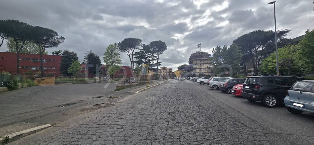 negozio in vendita a Roma in zona Tor Bella Monaca