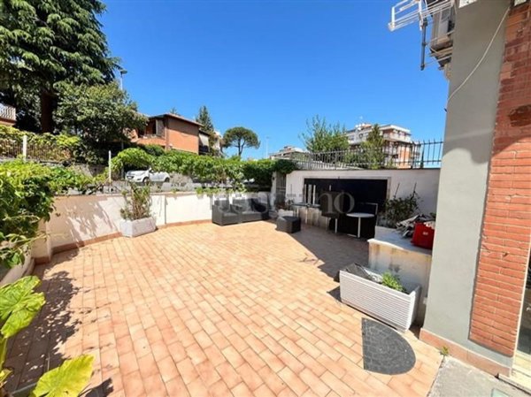 locale commerciale in vendita a Roma in zona Tomba di Nerone