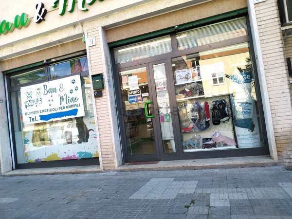 locale commerciale in vendita a Roma in zona Torre Maura