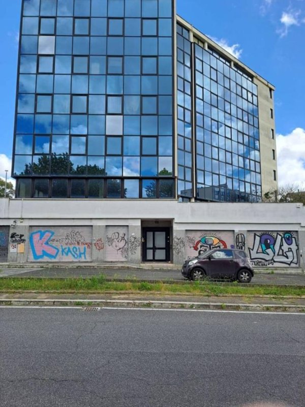 negozio in vendita a Roma in zona Dragoncello