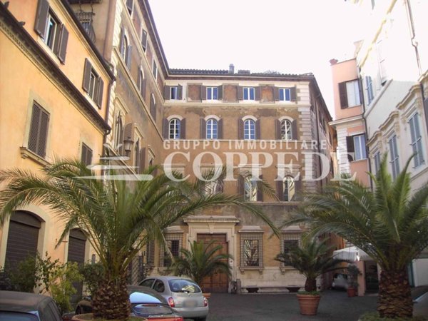 appartamento in vendita a Roma in zona Rione Regola