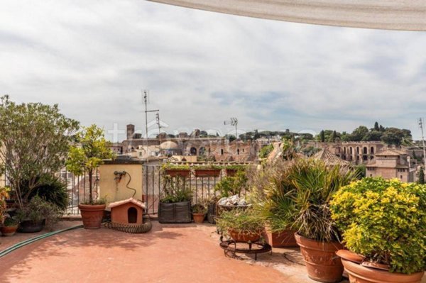 appartamento in vendita a Roma in zona Rione Monti/Campitelli