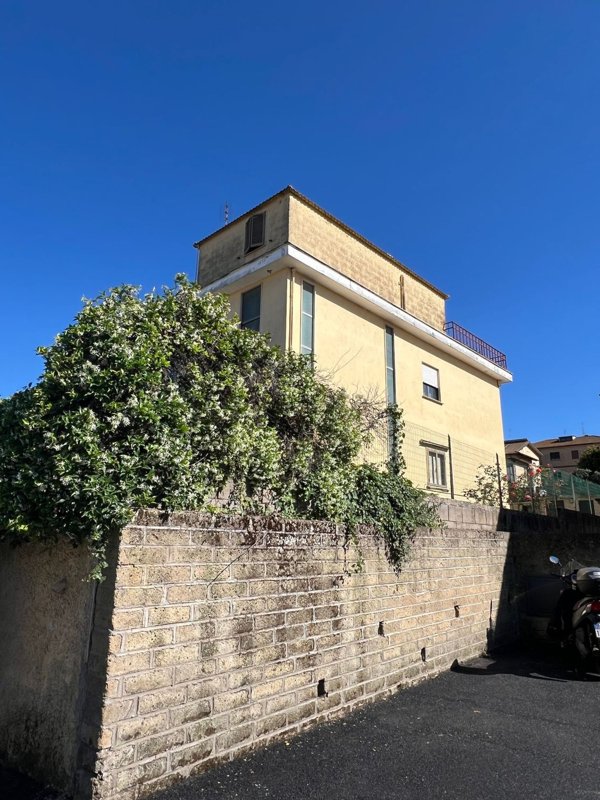 appartamento in vendita a Roma in zona Torrione Cerquetta