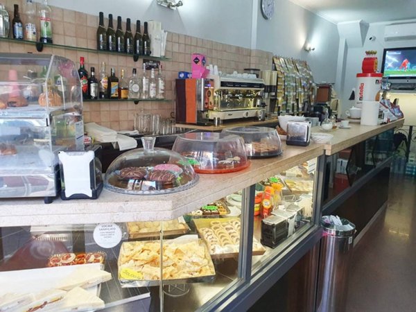 negozio in vendita a Roma in zona Cinecittà