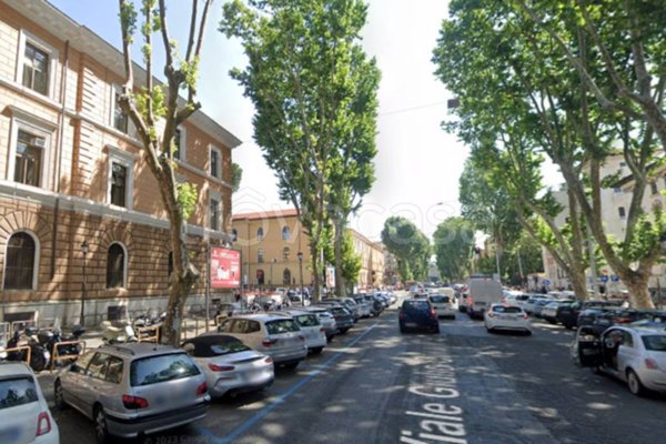 locale commerciale in vendita a Roma in zona Rione Prati