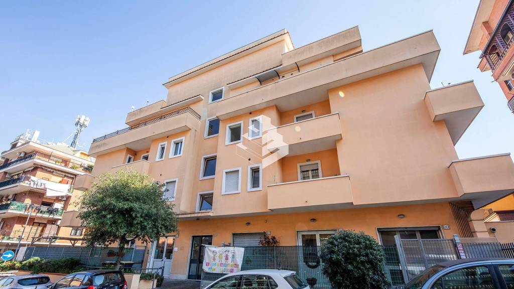 appartamento in vendita a Roma in zona Colle Prenestino