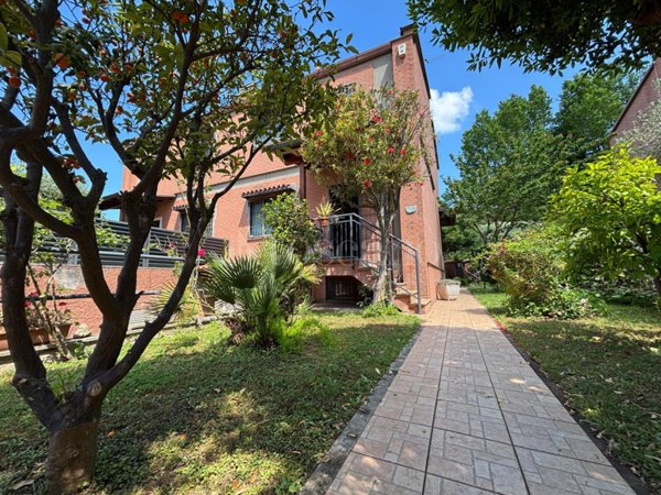 casa indipendente in vendita a Roma in zona Spinaceto