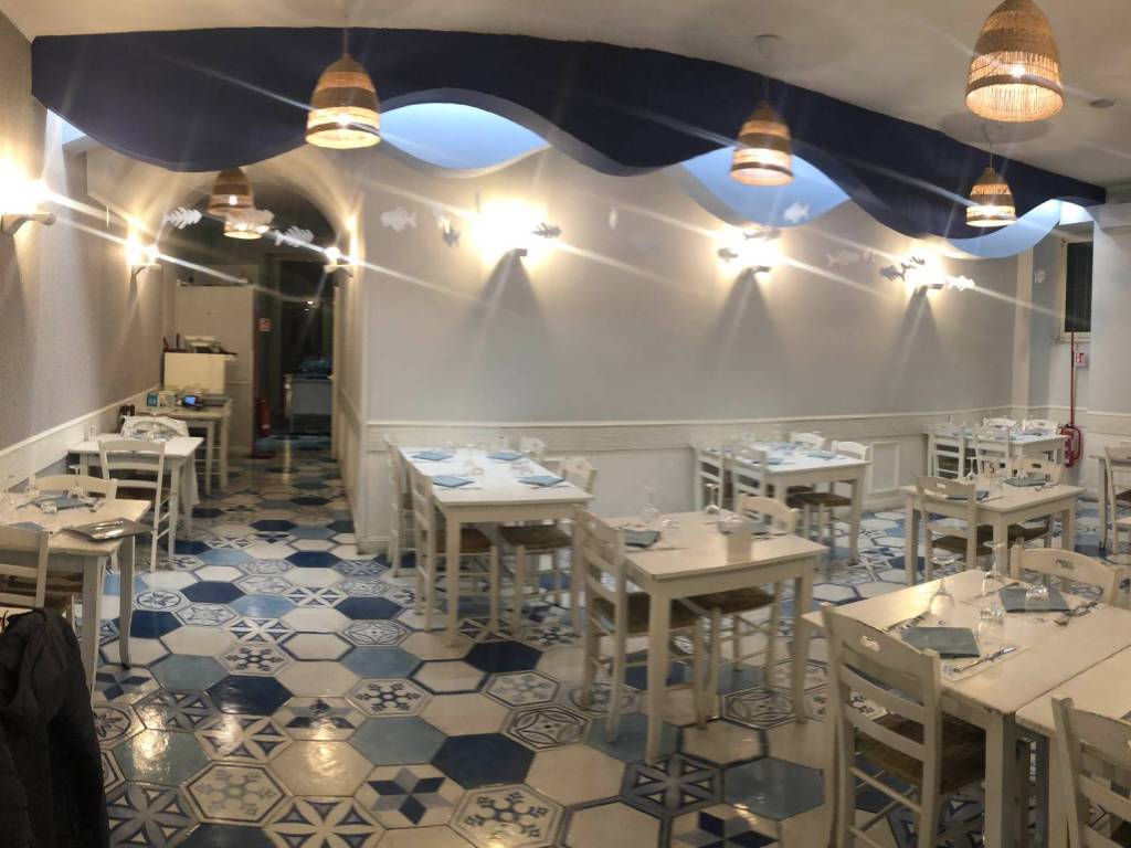negozio in vendita a Roma in zona Cinecittà