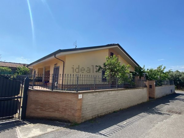casa indipendente in vendita a Roma in zona Casal Morena