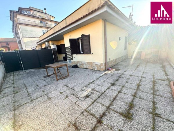 appartamento in vendita a Roma in zona Valle Santa