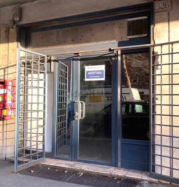 locale commerciale in vendita a Roma in zona Aurelio