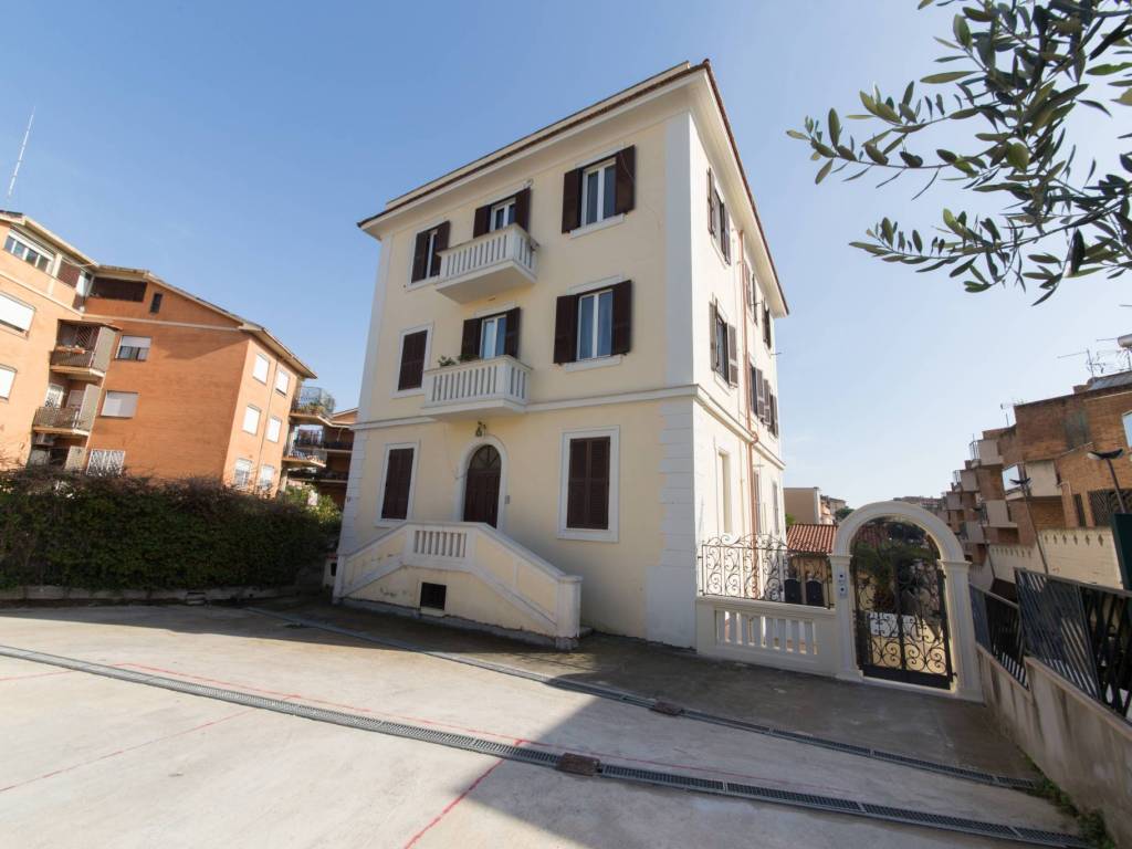 appartamento in vendita a Roma in zona Gianicolense