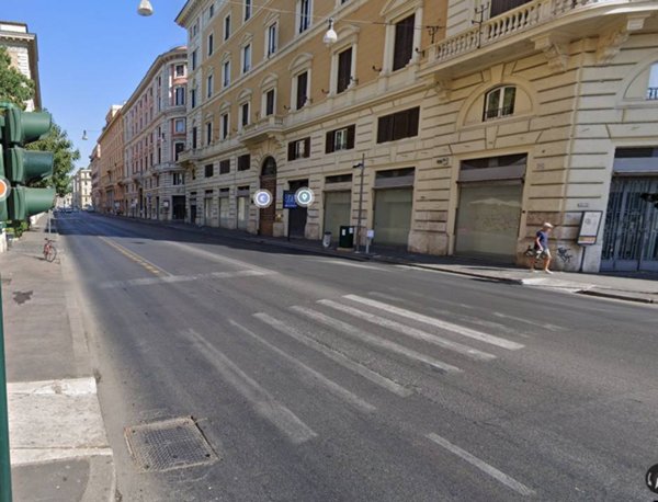 negozio in vendita a Roma in zona Rione di Ponte