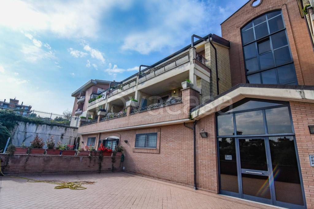 appartamento in vendita a Roma in zona Torrione Cerquetta