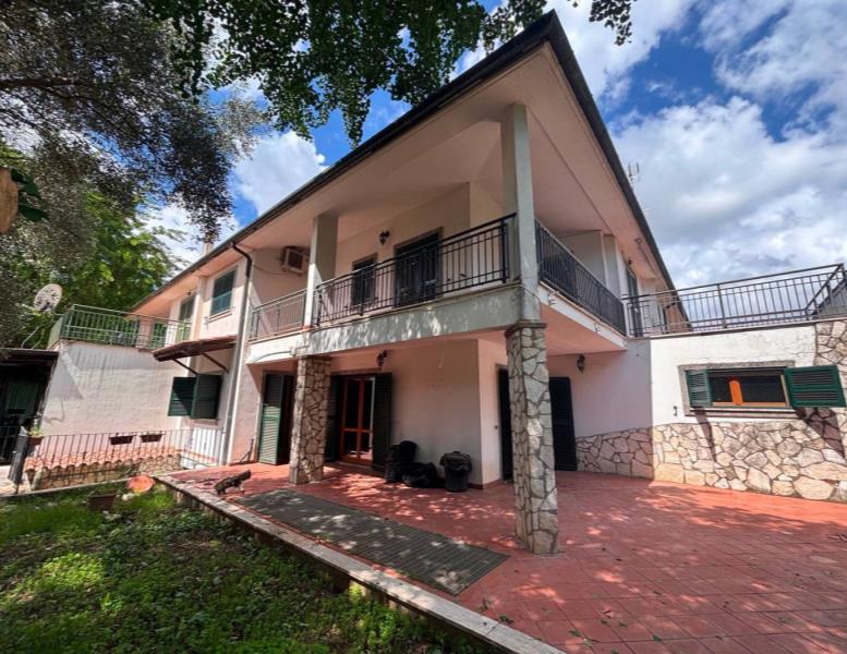 casa indipendente in vendita a Roma in zona Appio Claudio