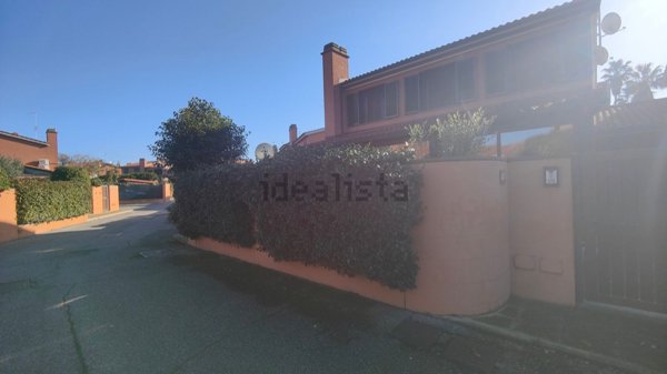 pentavano in vendita a Roma in zona Infernetto