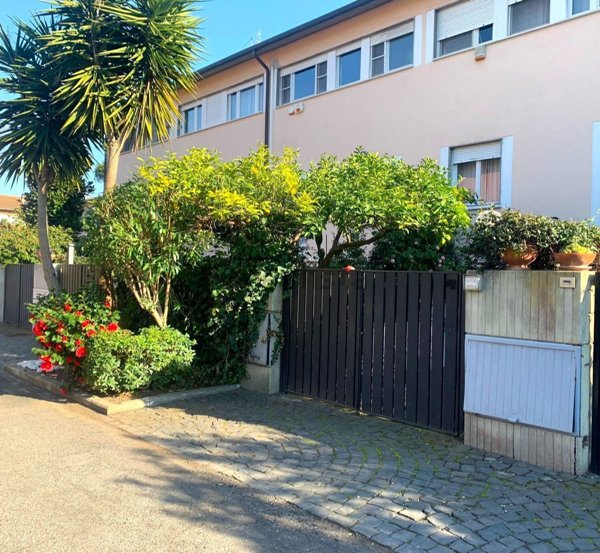 casa indipendente in vendita a Roma in zona Casal Palocco