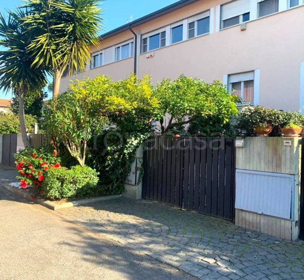 casa indipendente in vendita a Roma in zona Casal Palocco
